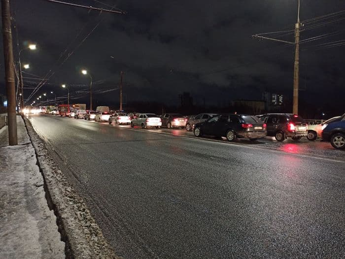 «Машины и троллейбусы рассыпаны по мосту»: в Кирове произошло массовое ДТП