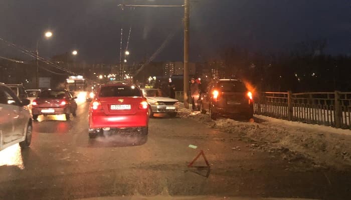 «Машины и троллейбусы рассыпаны по мосту»: в Кирове произошло массовое ДТП