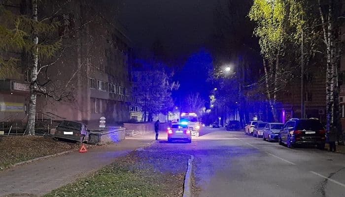 В Кирове пьяный бесправник на «Ладе» врезался в бетонный заборчик