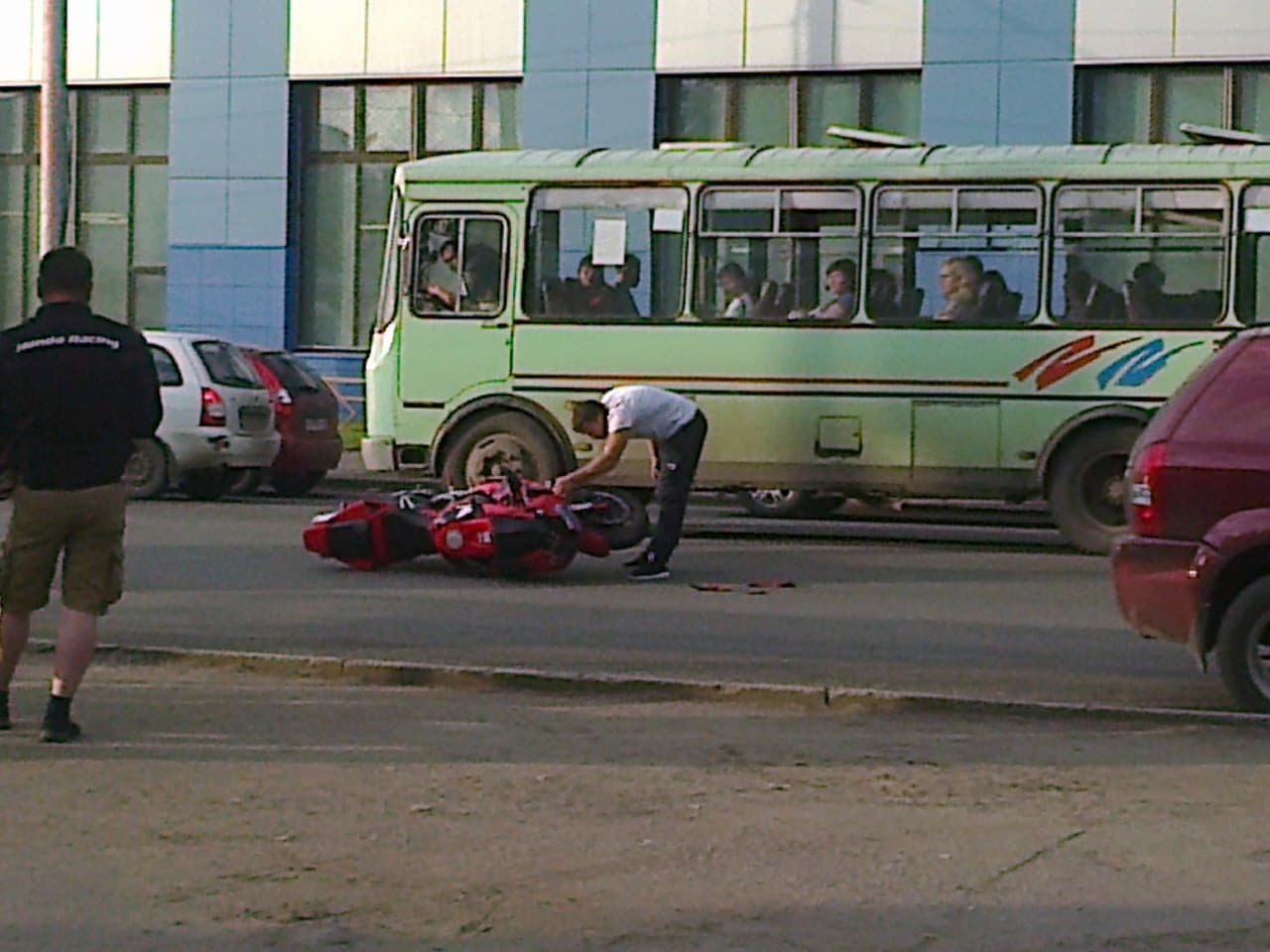 На площади Лепсе мотоциклист въехал в "Тигуан", пока тот уворачивался от автобуса