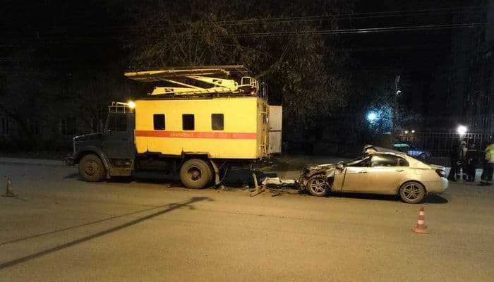 «Залетел под машину аварийной службы»: в Кирове произошло ДТП с летальным исходом