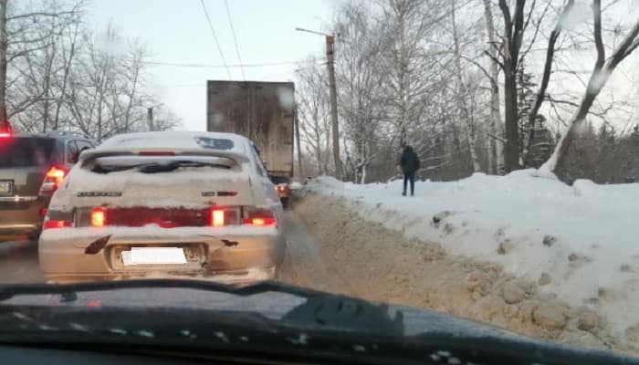 «Ждут, пока с моста полетят»: кировчане жалуются на уборку улиц от снега