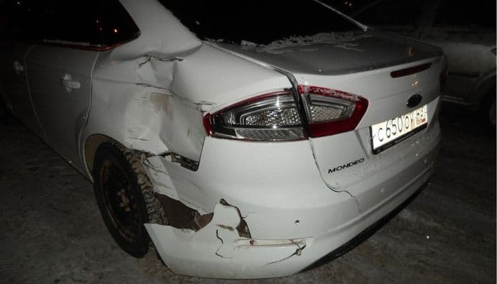 Женщина на «Ларгусе» не уступила дорогу «Форду» и спровоцировала тройное ДТП