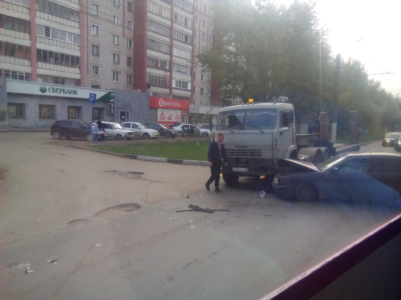 В Кирове на Производственной «Камаз» подмял под себя Audi