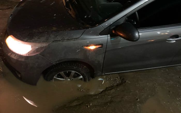 В Кирове огромная яма на Производственной ломает машины пополам