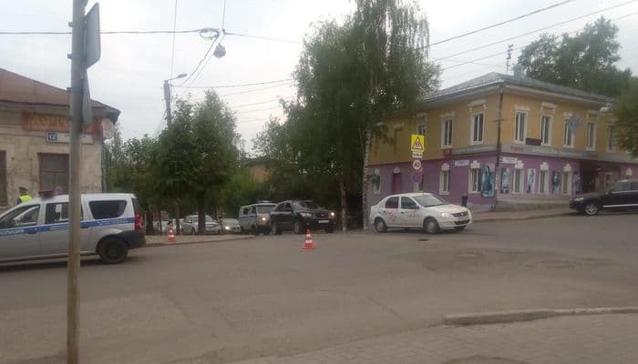 Женщина на «Киа Рио», двигаясь задним ходом, сбила пешехода