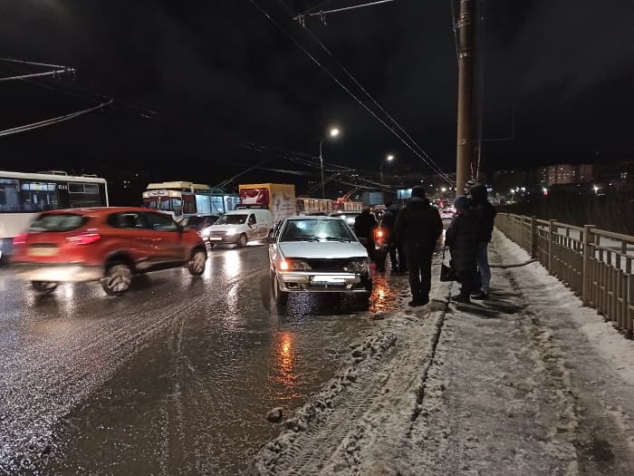 «Машины и троллейбусы рассыпаны по мосту»: в Кирове произошло массовое ДТП