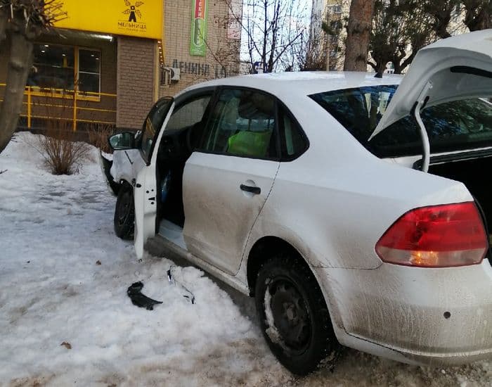 На перекрестке Ленина и Хлыновской произошло ДТП: машина улетела за тротуар