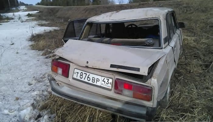 Бесправник на «пятерке» улетел в кювет, а потом решил выпить