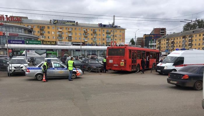 По факту массового ДТП с участием автобуса у вокзала началась служебная проверка