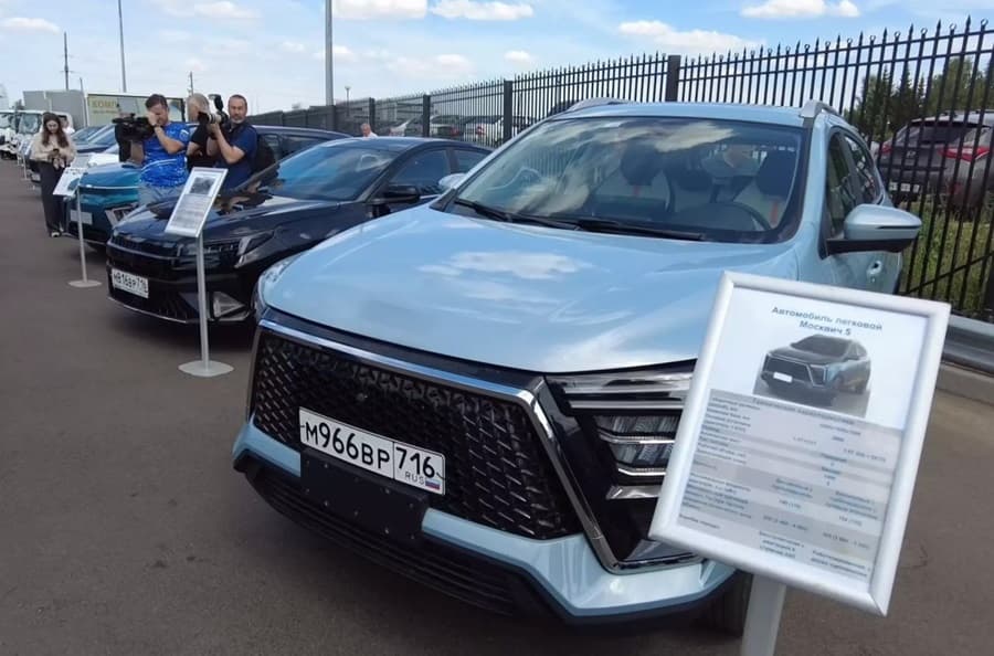 На площадке автозавода «Москвич» были замечены новые модели