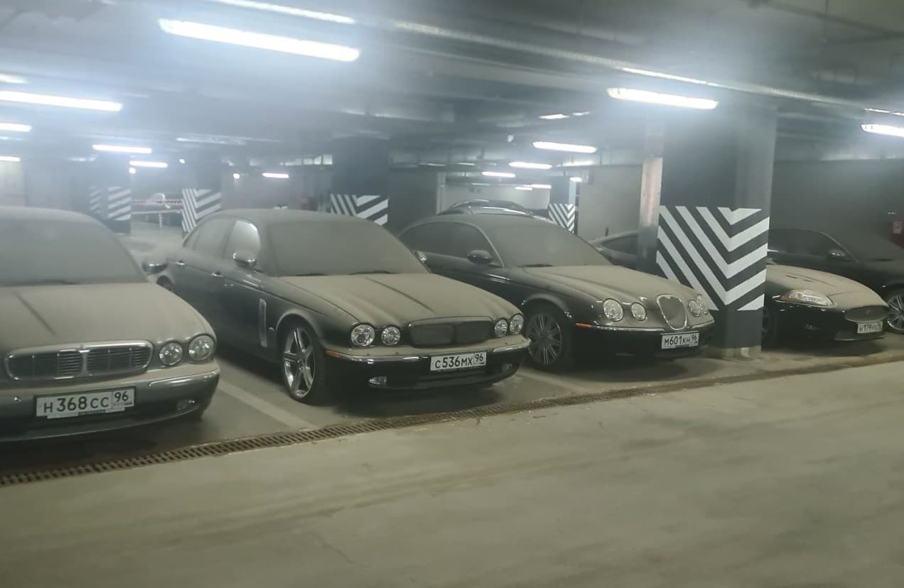 В Екатеринбурге нашли парковку с забытыми и пыльными Ягуарами