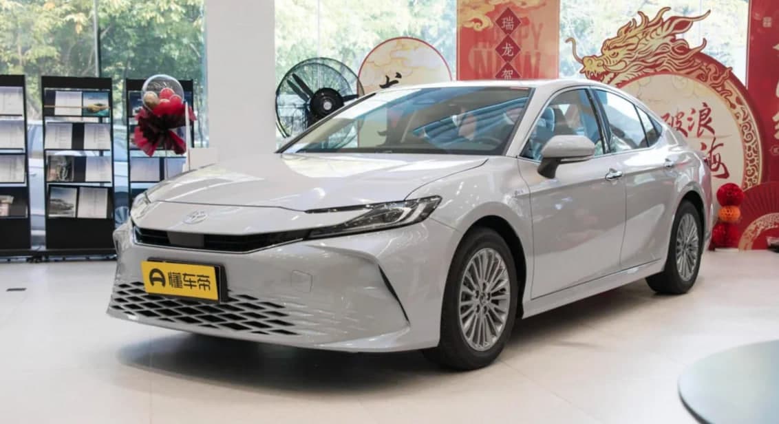 В России начали продавать новые Toyota Camry под заказ из Китая
