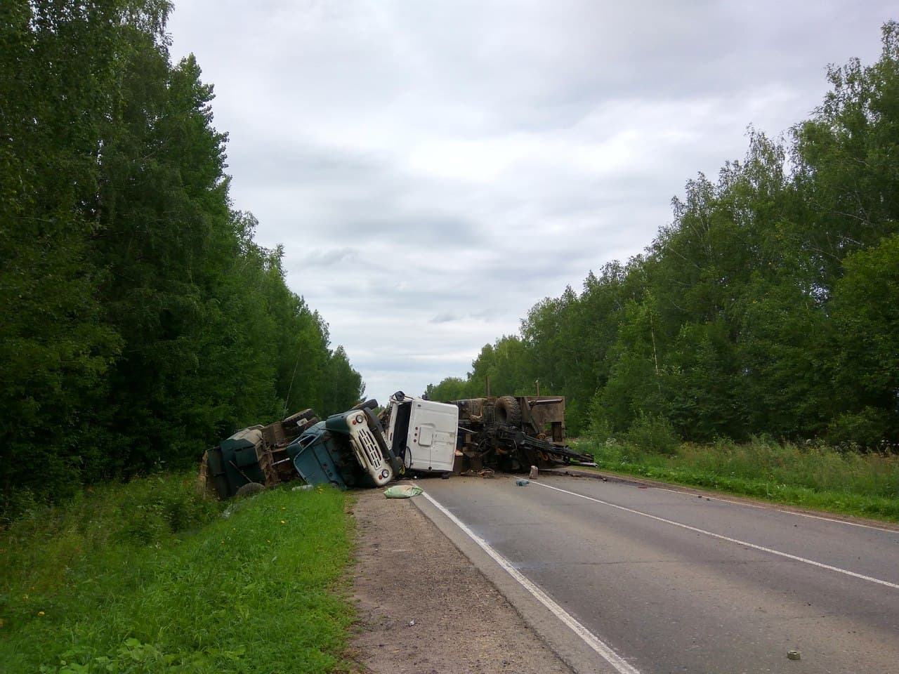 Два большегруза перевернулись в области по вине уснувшего водителя