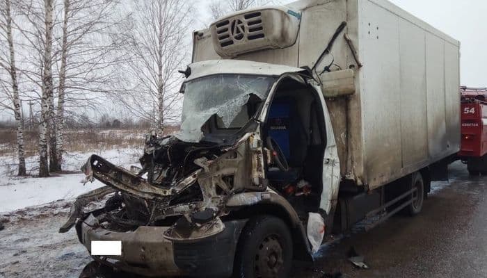 В Советском районе пьяный водитель на «Газельке» врезался в грузовик