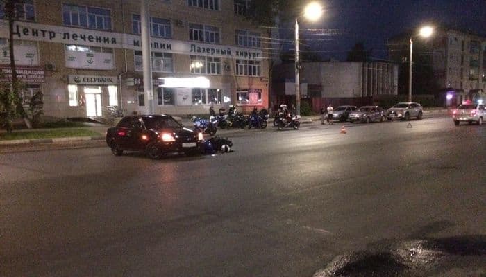 Неудачный разворот водителя «Приоры» закончился госпитализацией мотоциклиста