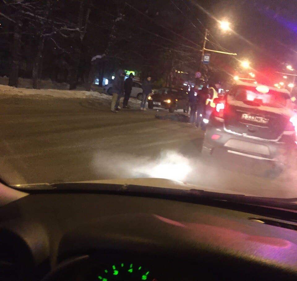 У областной больницы водитель «Калины» сбил сидящего на дороге мужчину