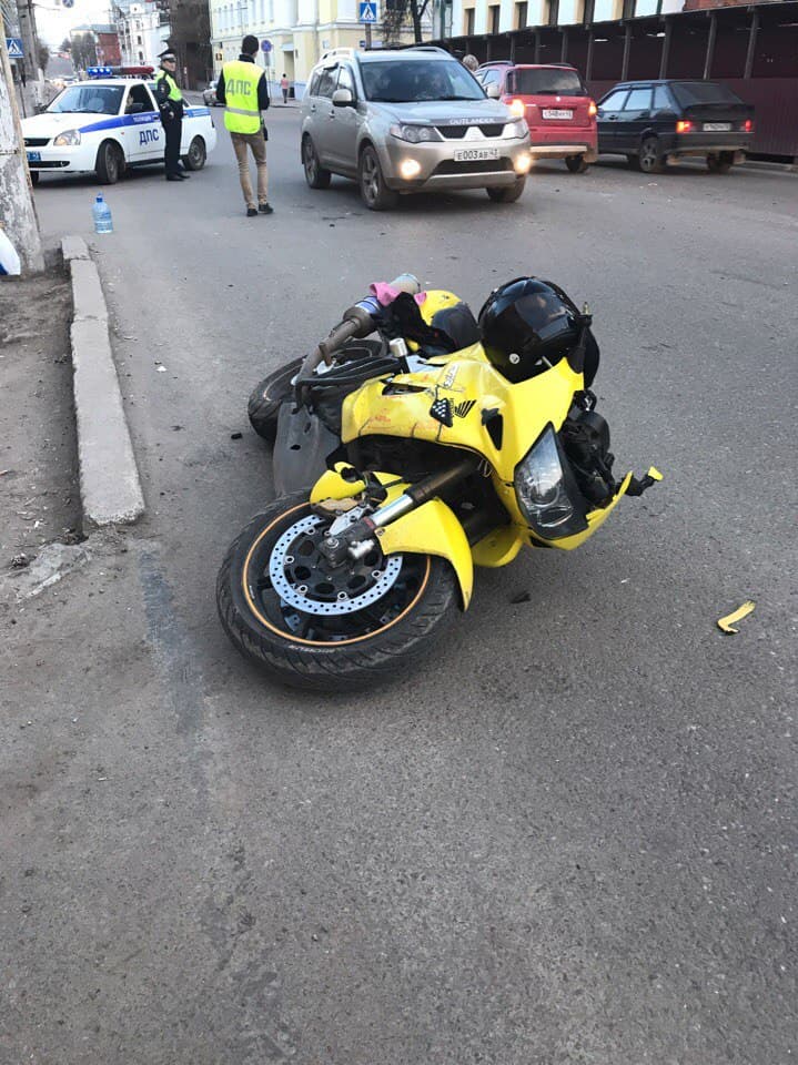 После столкнвения с машиной мотоцклист попал в реанимацию