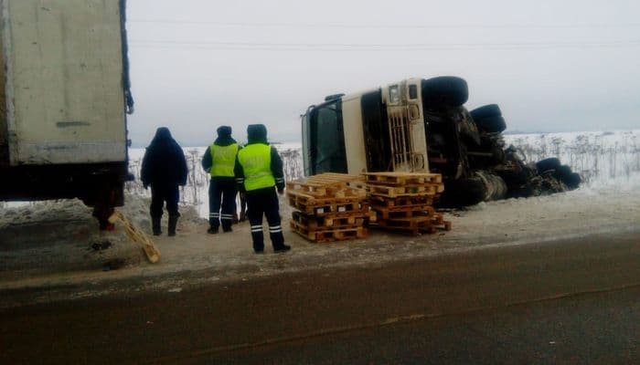В Кировской области сотрудники ГИБДД спасли водителя фуры