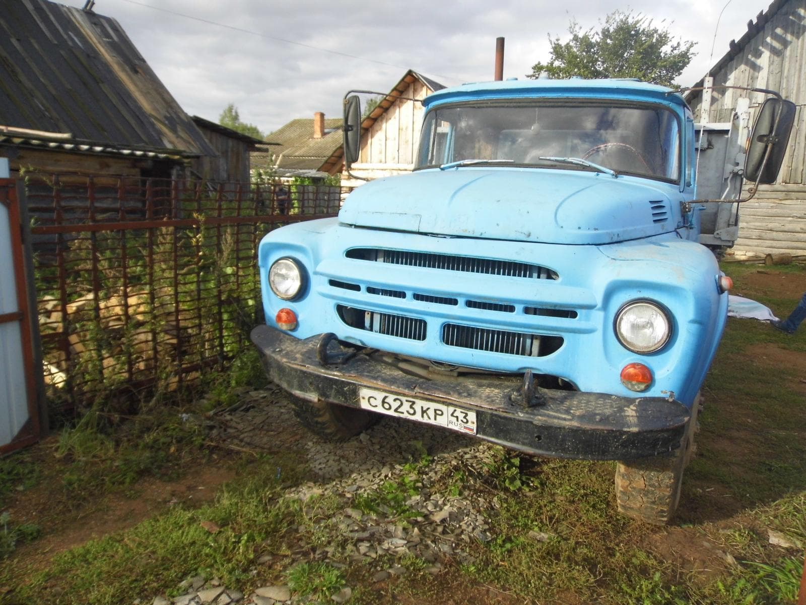 Мужчине раздавило голову между грузовиков