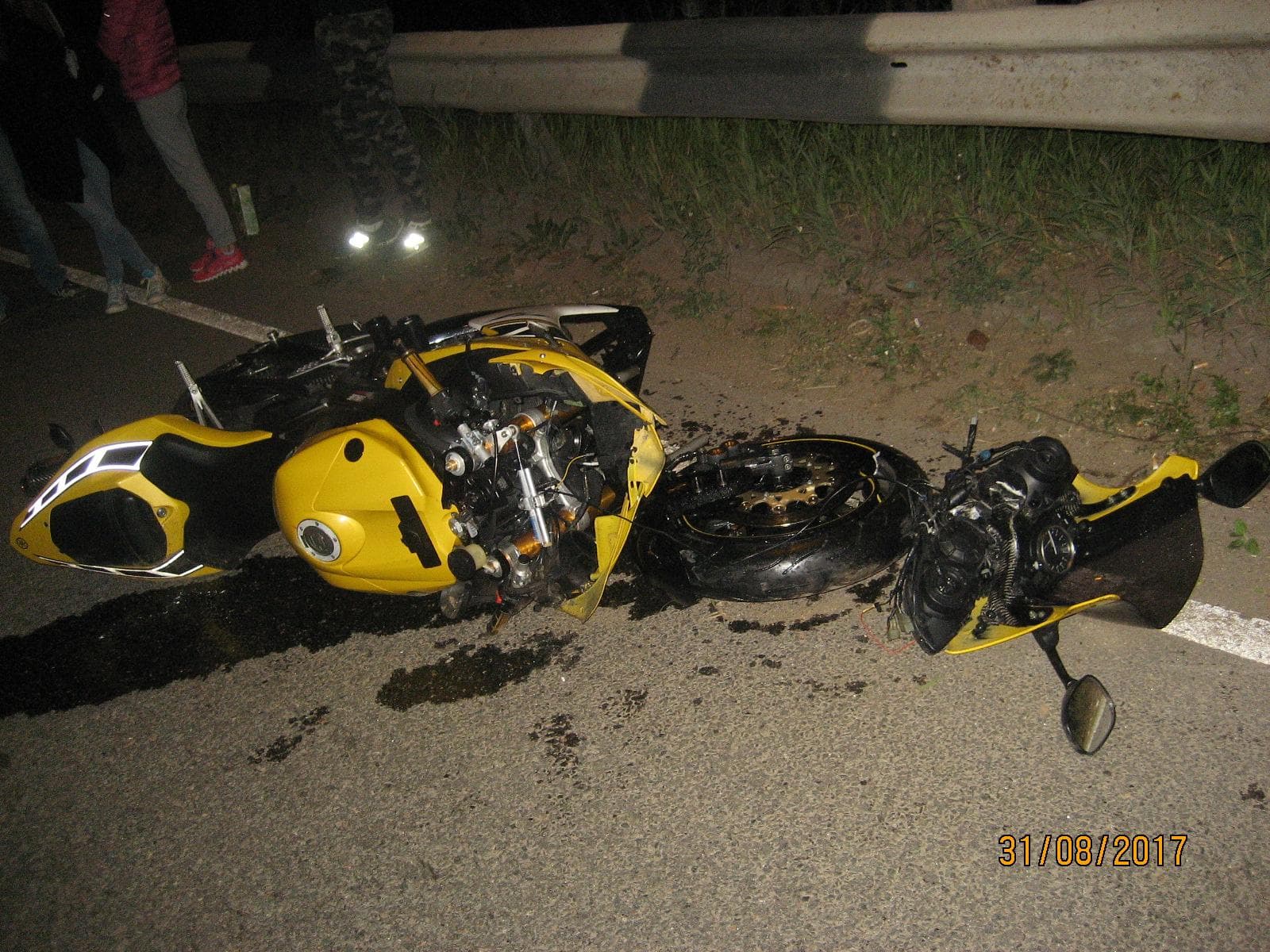 На съезде с нового моста мотоцикл врезался в Kia Sportage