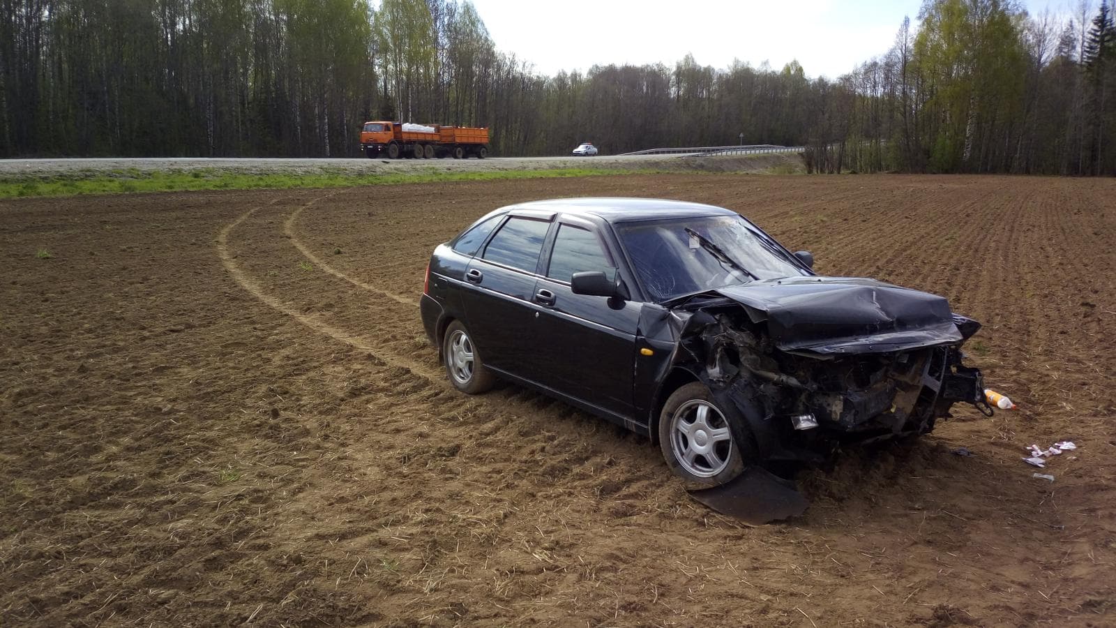 Вспахал поле на Priora после столкновения с КамАЗом