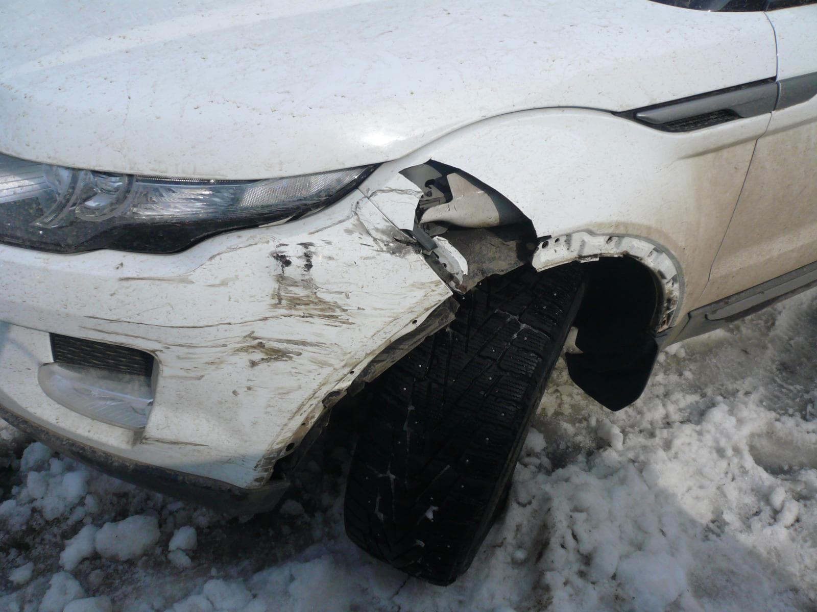 Пьяный парень устроил на Range Rover аварию и пытался скрыться