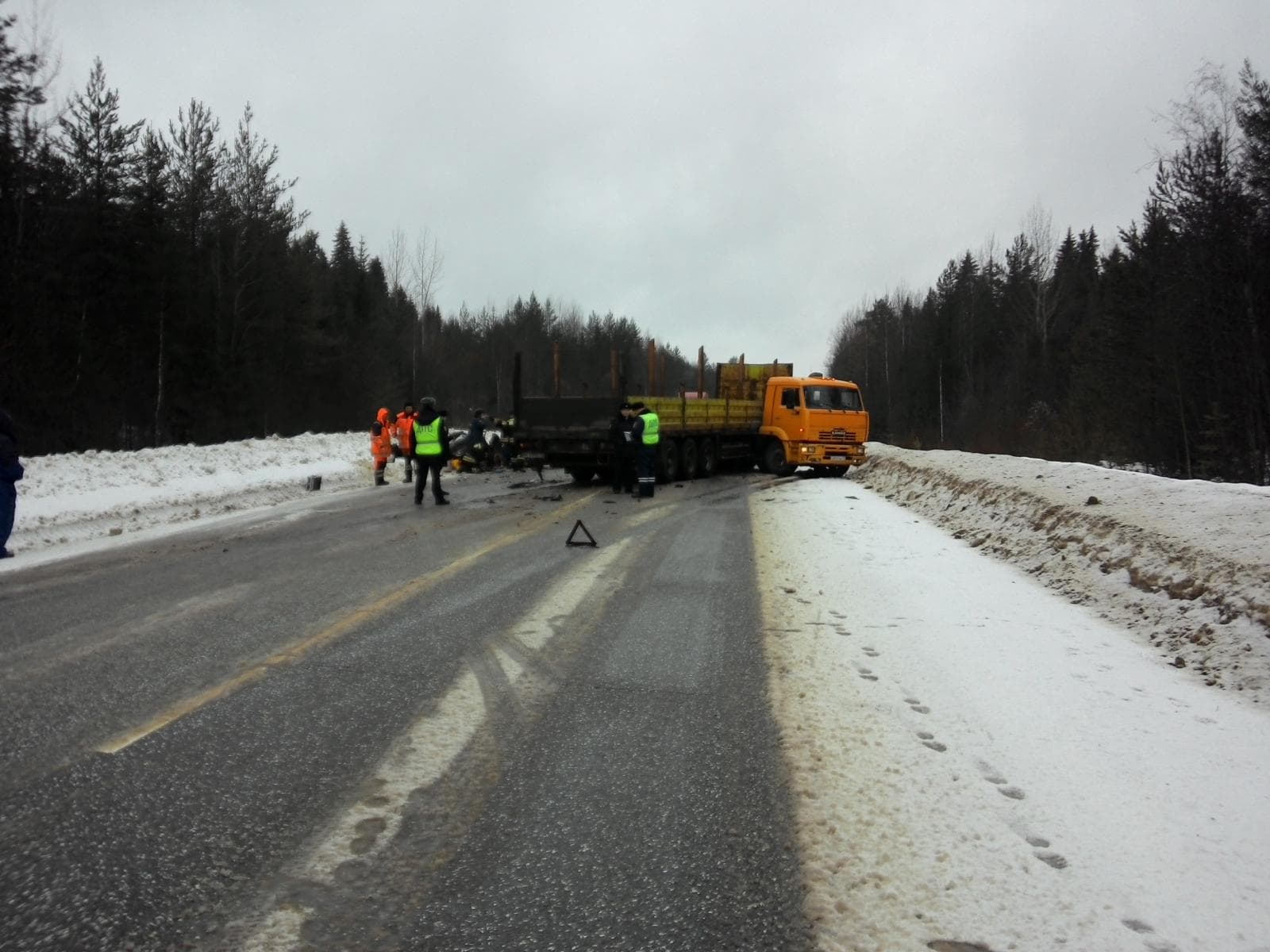 На трассе Киров - Сыктывкар "Камаз" протаранил ВАЗ на встречной полосе