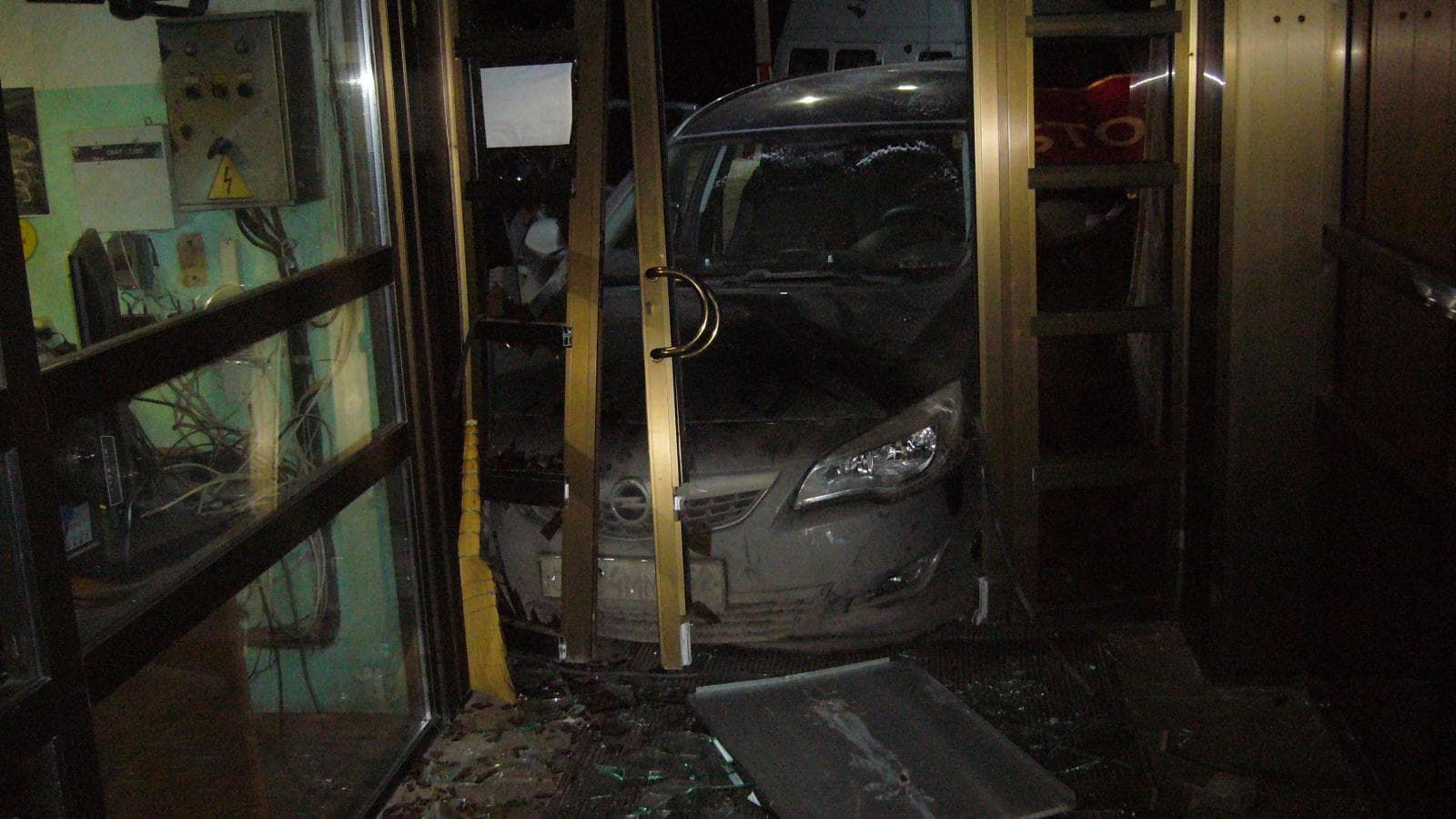 Пьяный водитель Opel отвлекся и врезался в фасад здания