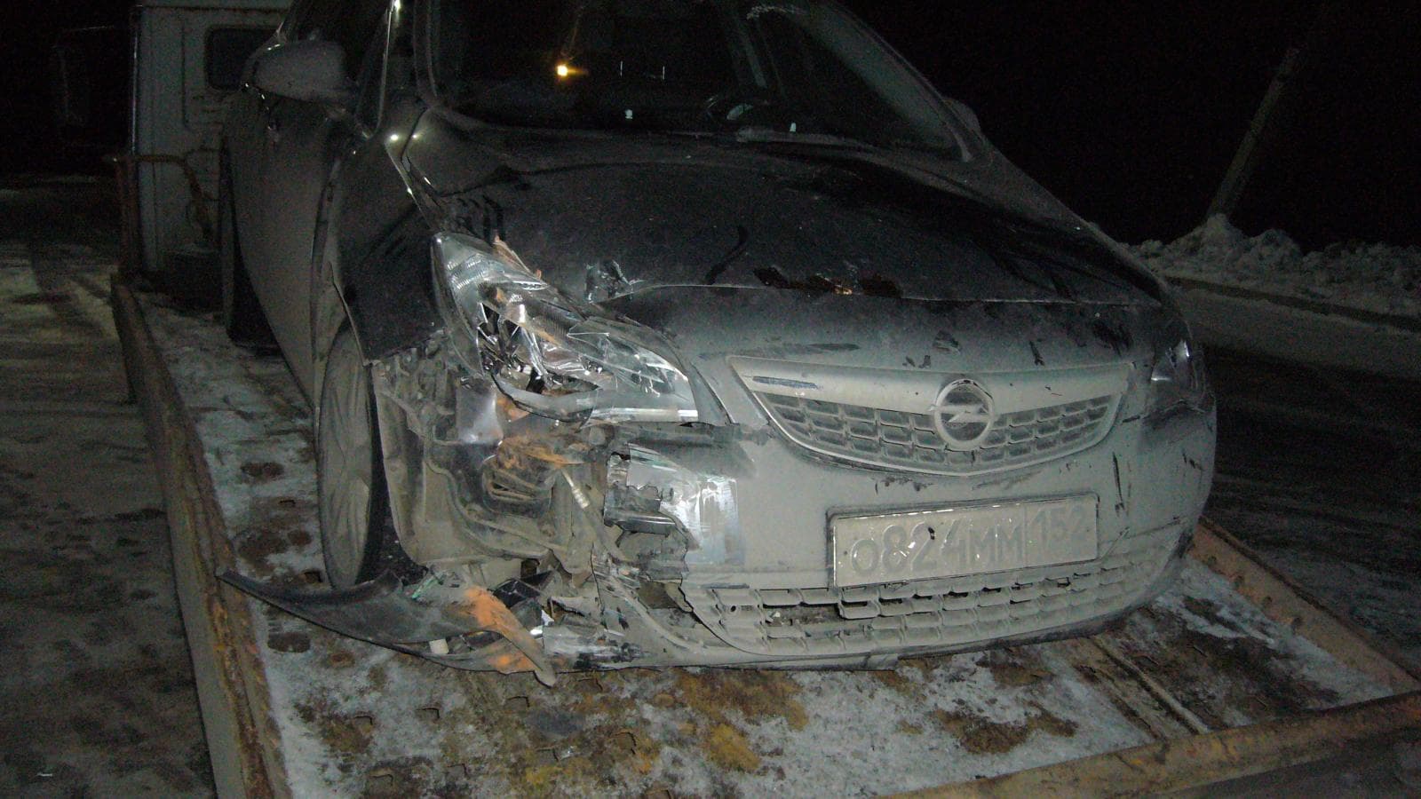 Пьяный водитель Opel отвлекся и врезался в фасад здания