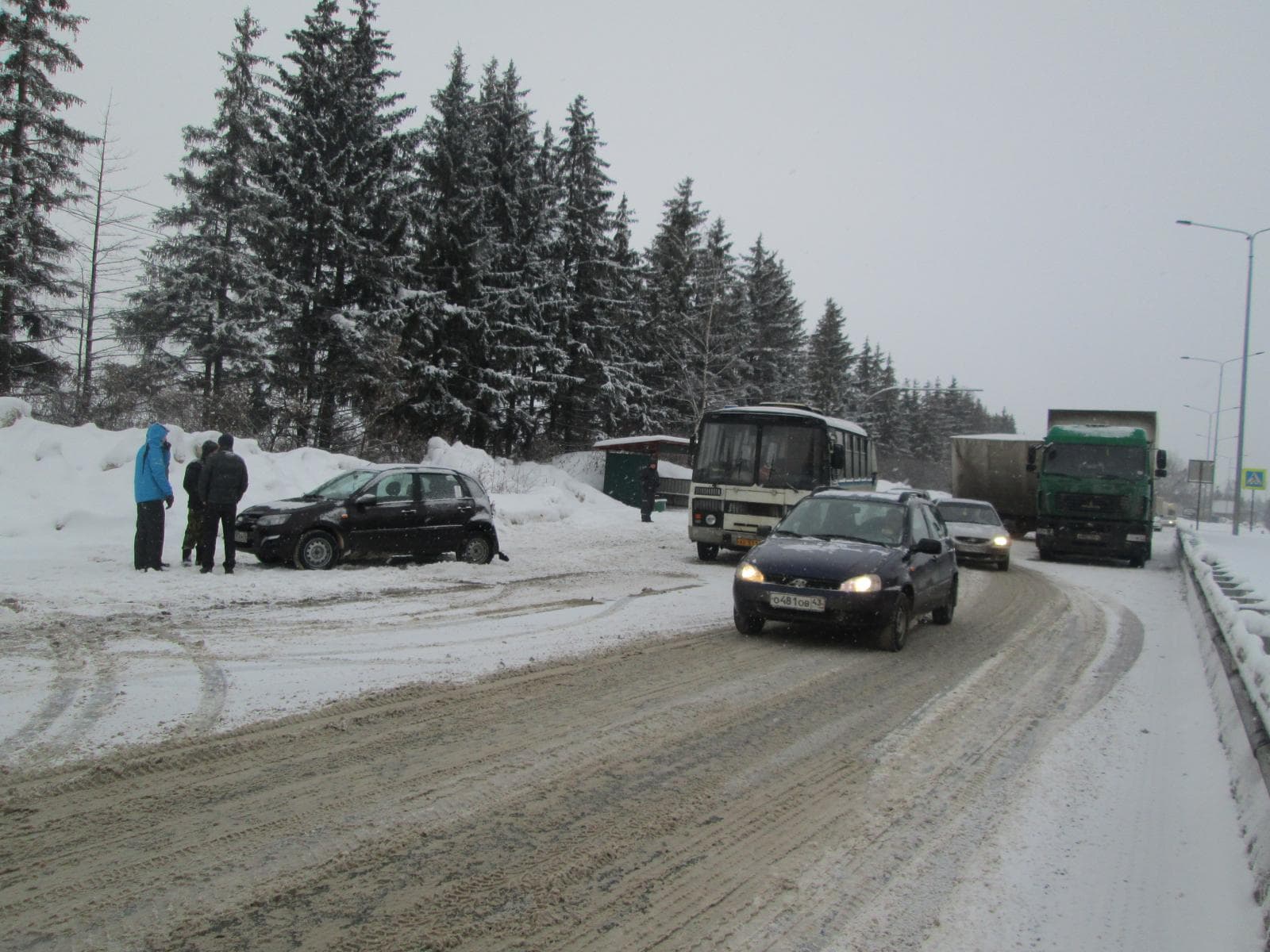 МАЗ протаранил Lada и пассажирский автобус на трассе Киров - Советск