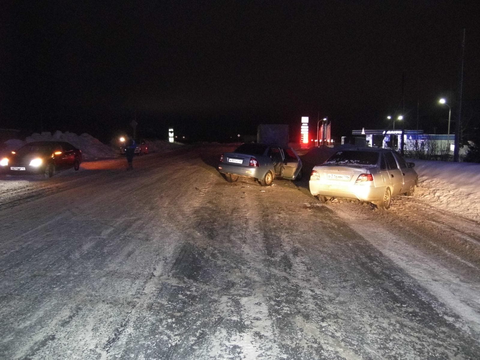 МАЗ протаранил Lada и пассажирский автобус на трассе Киров - Советск