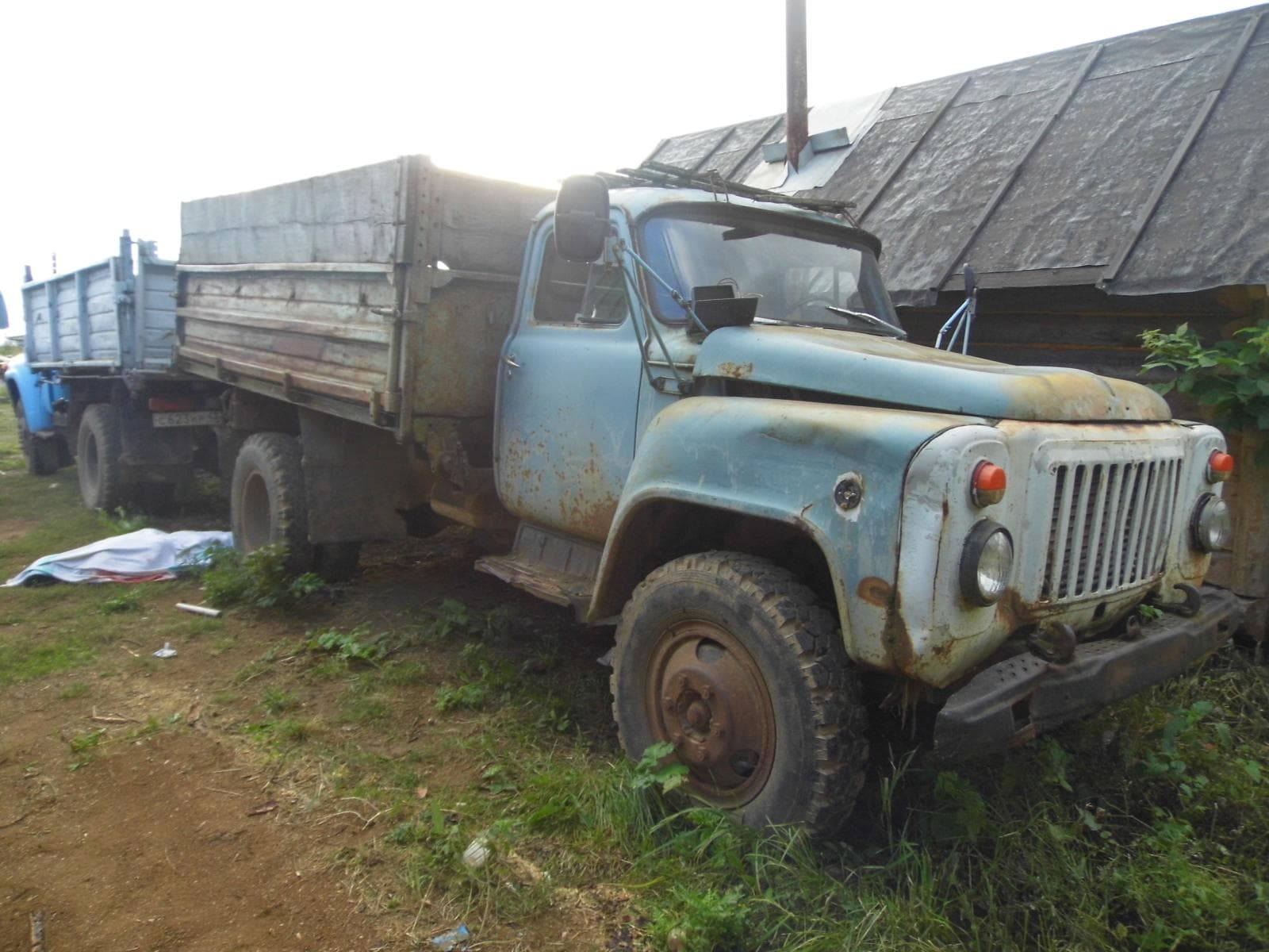Мужчине раздавило голову между грузовиков
