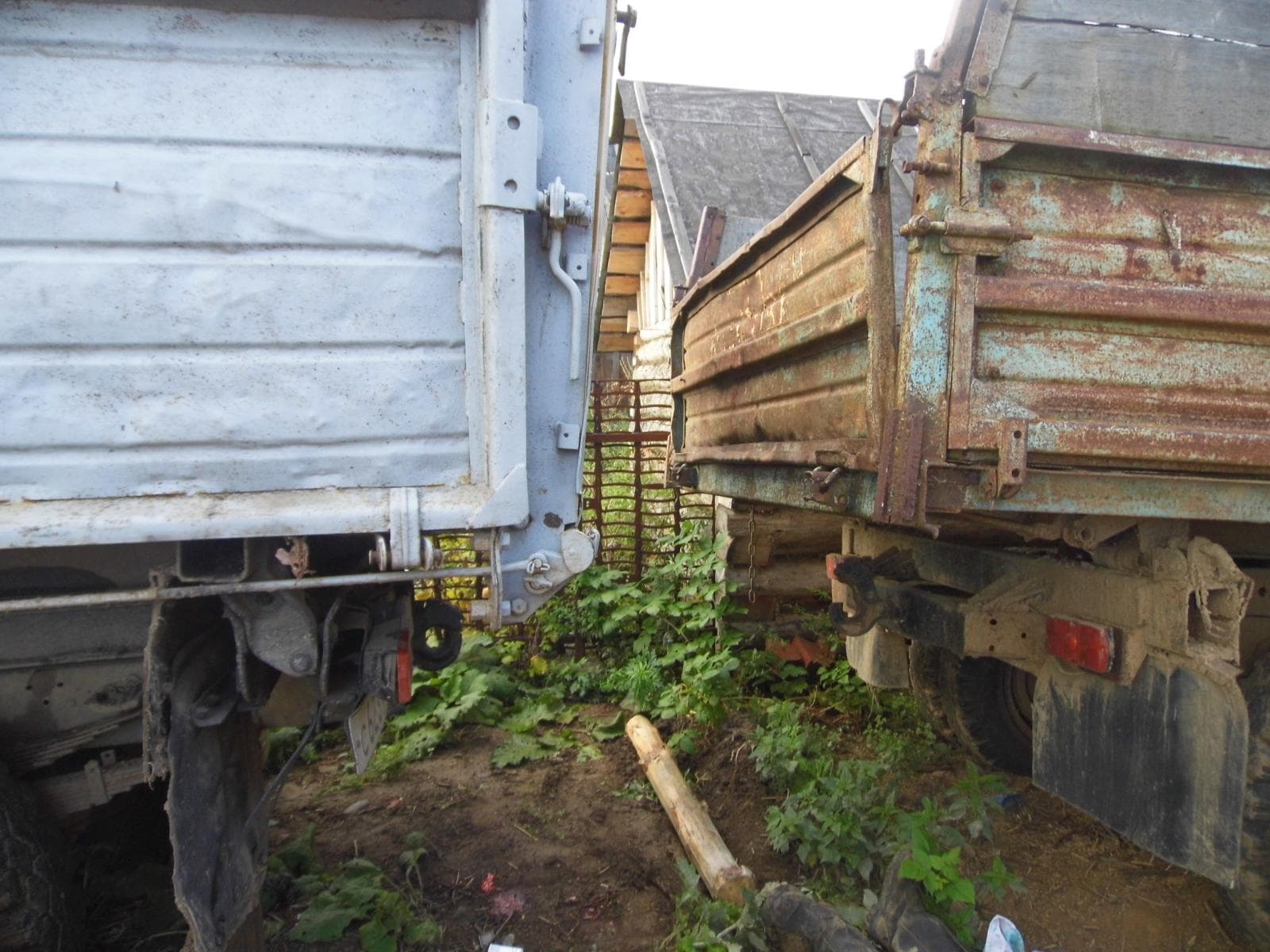 Мужчине раздавило голову между грузовиков