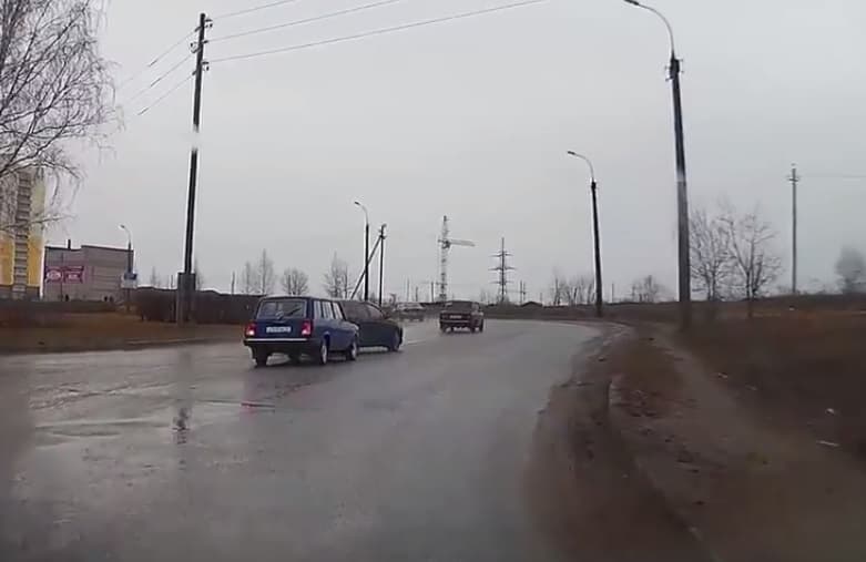 На Советском тракте "Мицубиси" шоркнула "четверку", перестраиваясь в другой ряд