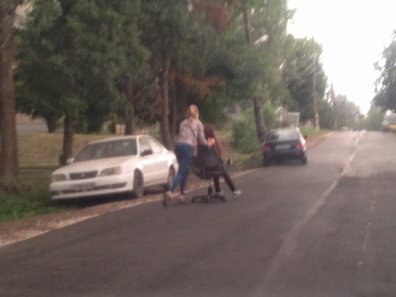 Котельничанка прокатилась на офисном стуле по новому асфальту