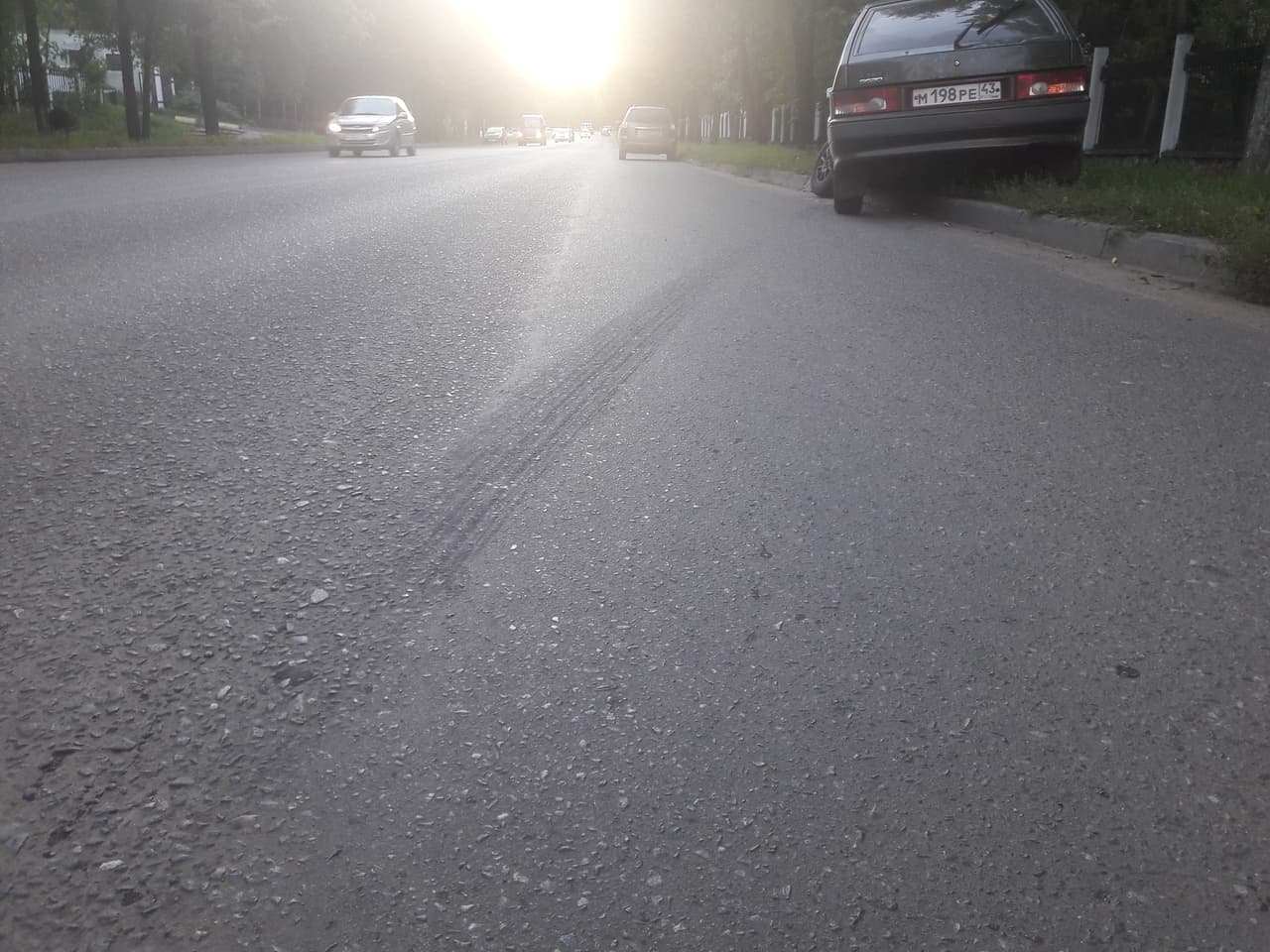 Автомобиль ВАЗ-2114 вылетел за бордюр, наехав на яму