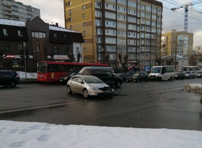 На перекрестке Ленина и Хлыновской произошло ДТП: машина улетела за тротуар