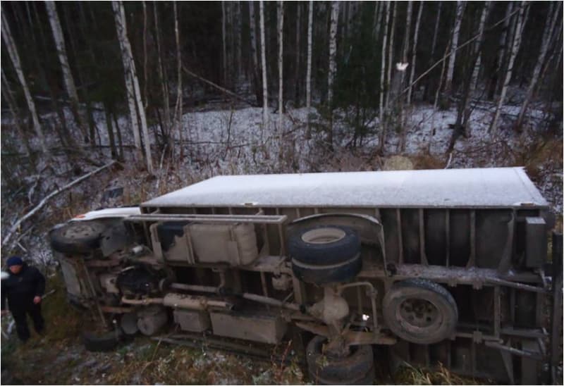Гололёд. Машины съезжают в кюветы