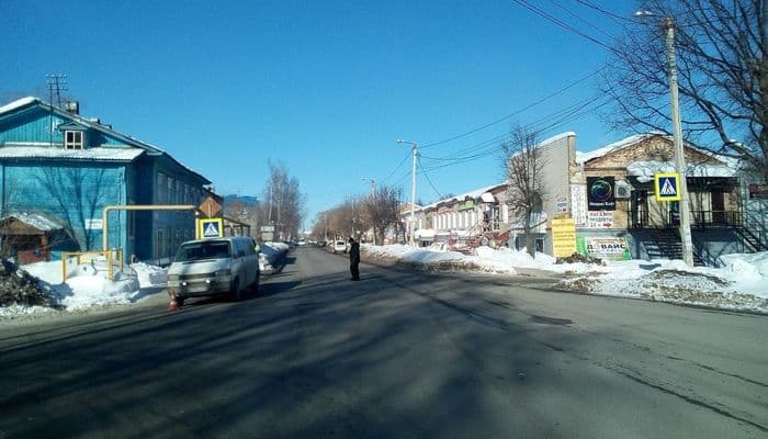 Шел по дороге, поскользнулся и ударился о машину: вчера произошло два ДТП