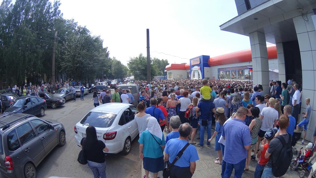 Улицу Пугачеав перекрыли из-за розыгрыша призов