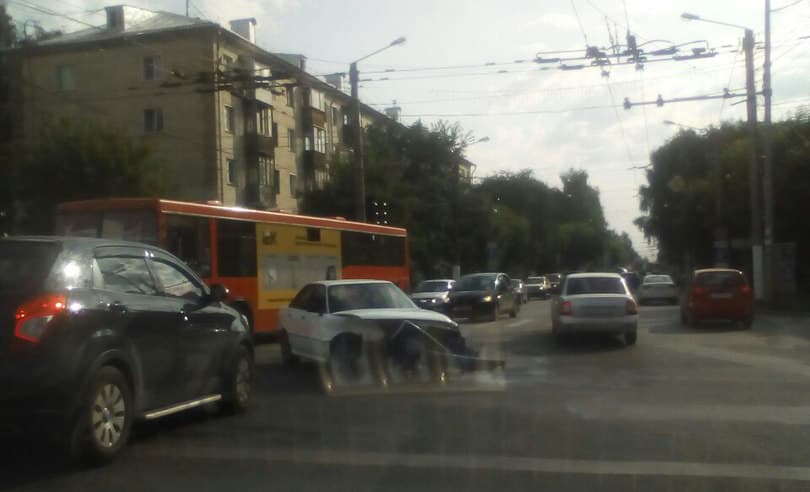 Оборванный провод и авария спровоцировали затор на Воровского