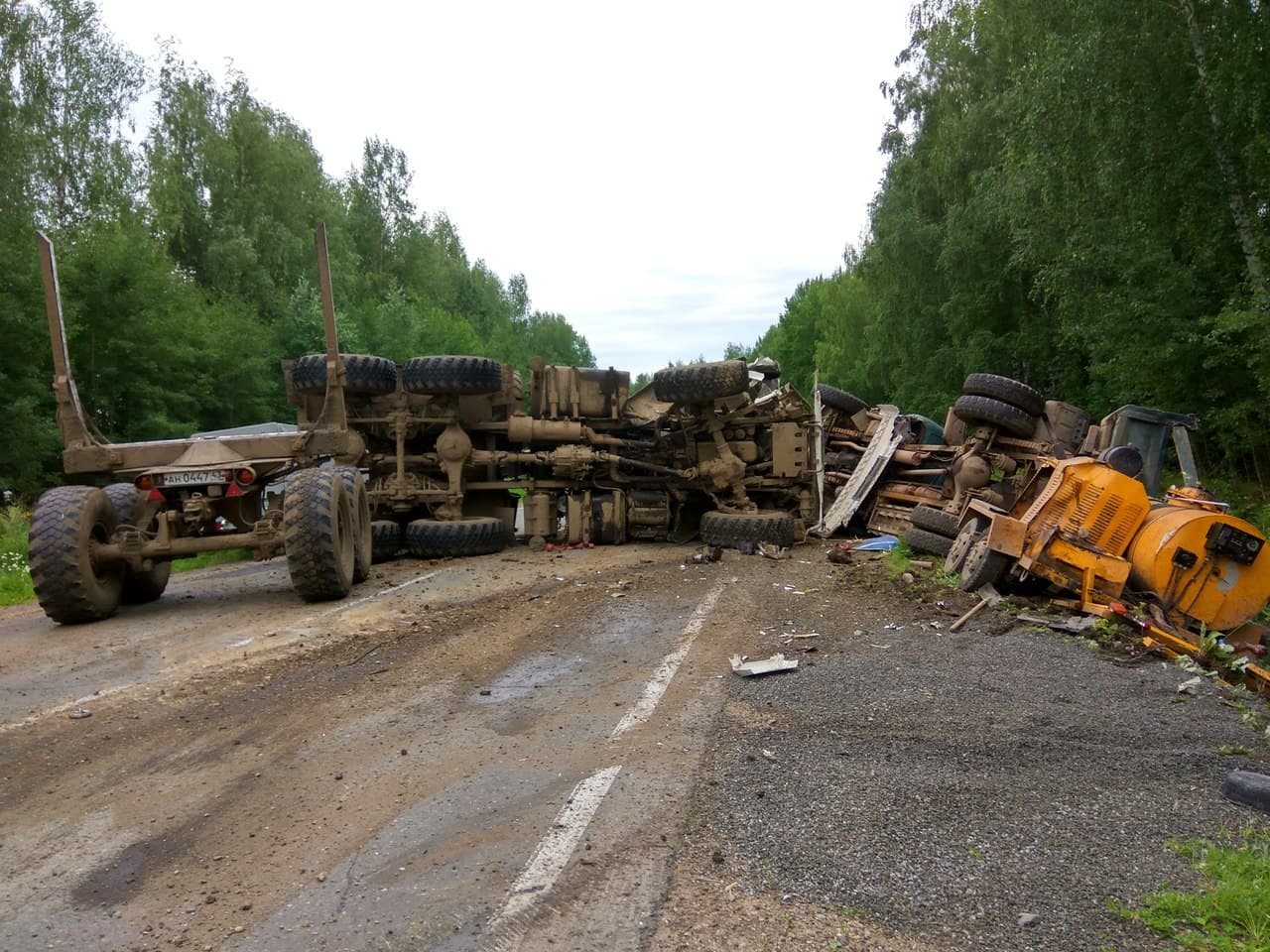Два большегруза перевернулись в области по вине уснувшего водителя