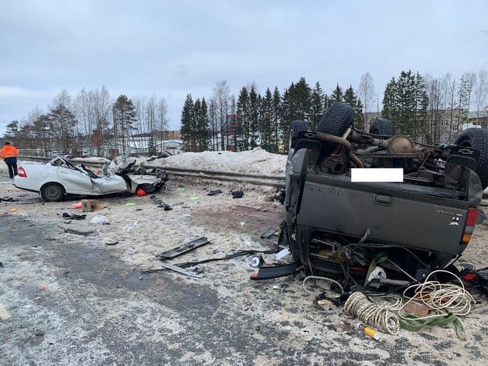 Один труп и три искорёженные машины: ужасное ДТП под Кировом