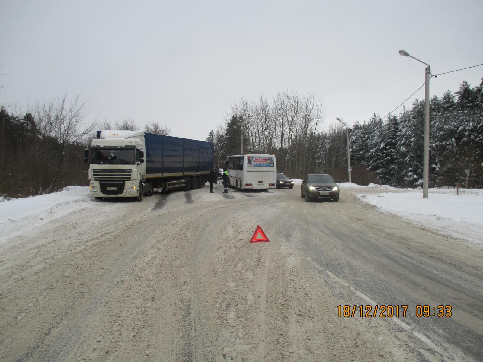 На трассе на Чепецк столкнулись рейсовый автобус и большегруз
