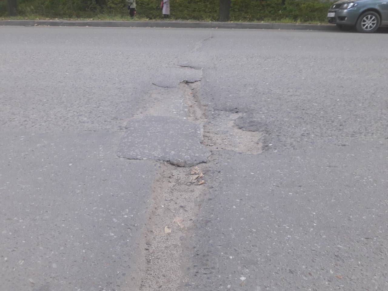 Автомобиль ВАЗ-2114 вылетел за бордюр, наехав на яму