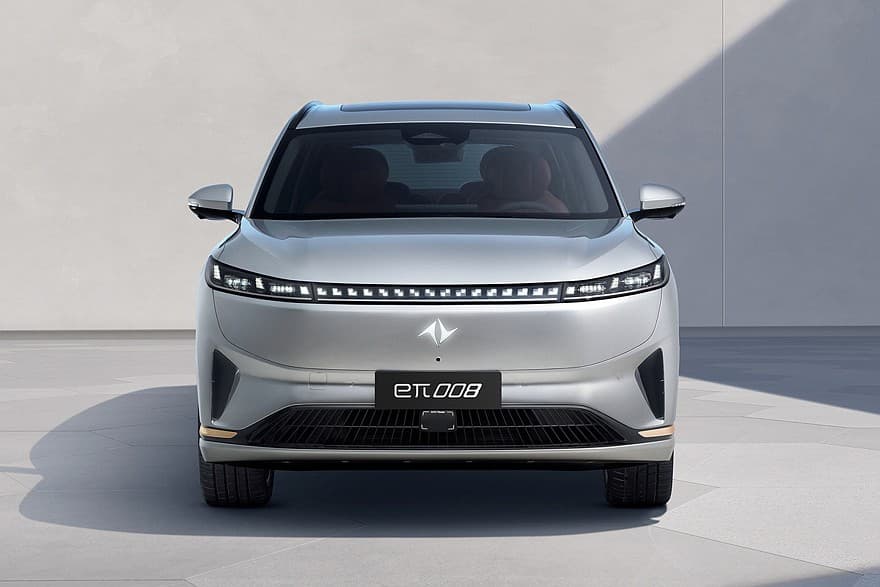 Новинка от Dongfeng: что под капотом у большого мощного кроссовера eπ 008