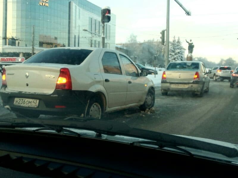 На перекрестке Воровского и Октябрьского столкнулись два «Логана»