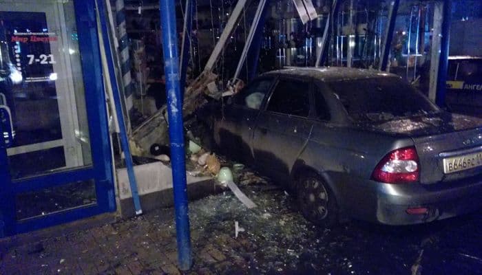 Пьяный парень на “Приоре” влетел в цветочный магазин