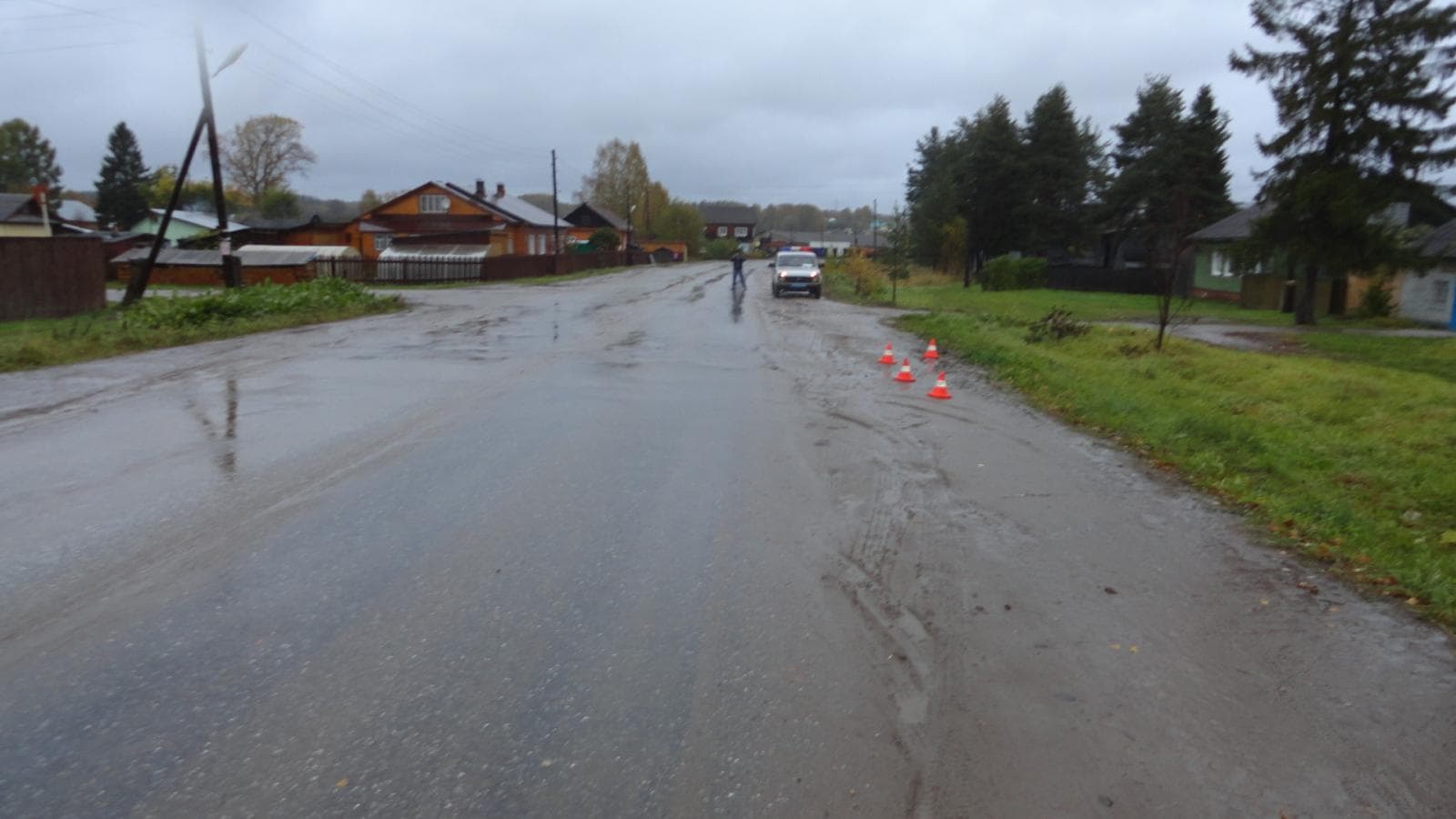 Двигаясь назад, водитель сбил двух женщин в Даровском